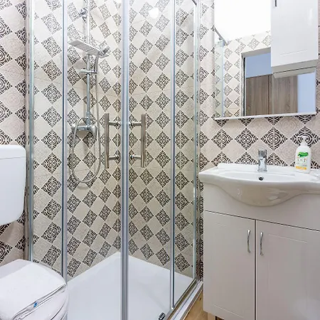 Renoviertes Nur 600 Meter Zum Mit Privater Terrasse, Grill, Waschmaschine 아파트 노비비노돌스키