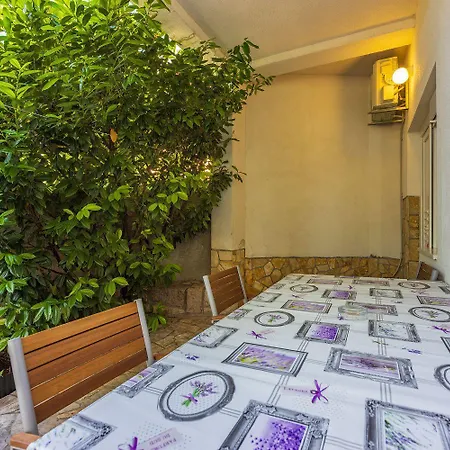 Renoviertes Nur 600 Meter Zum Mit Privater Terrasse, Grill, Waschmaschine Novi Vinodolski